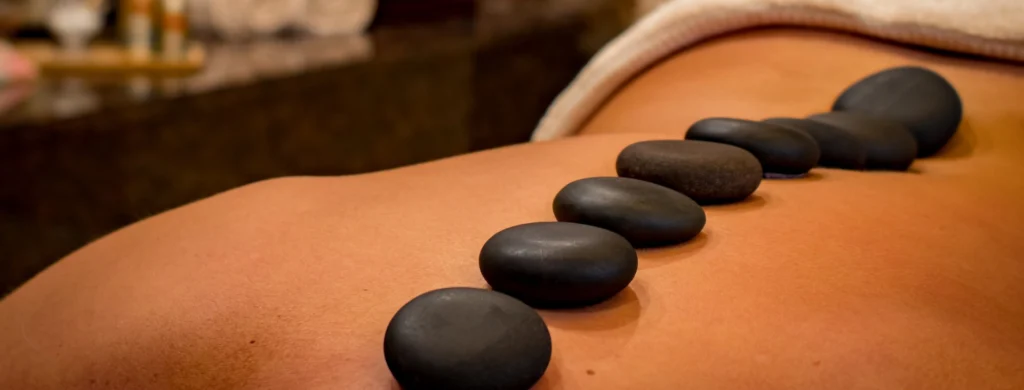 masaje con piedras calientes
